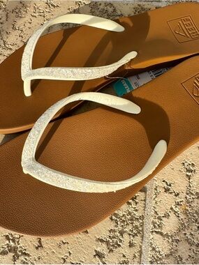 NWT Reef Cushion Stargazer Flip Flops – Women’s Size 7 – Cloud White